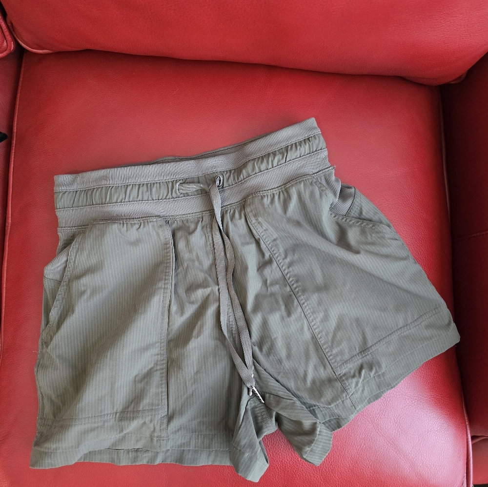 Dance Studio High-Rise Short